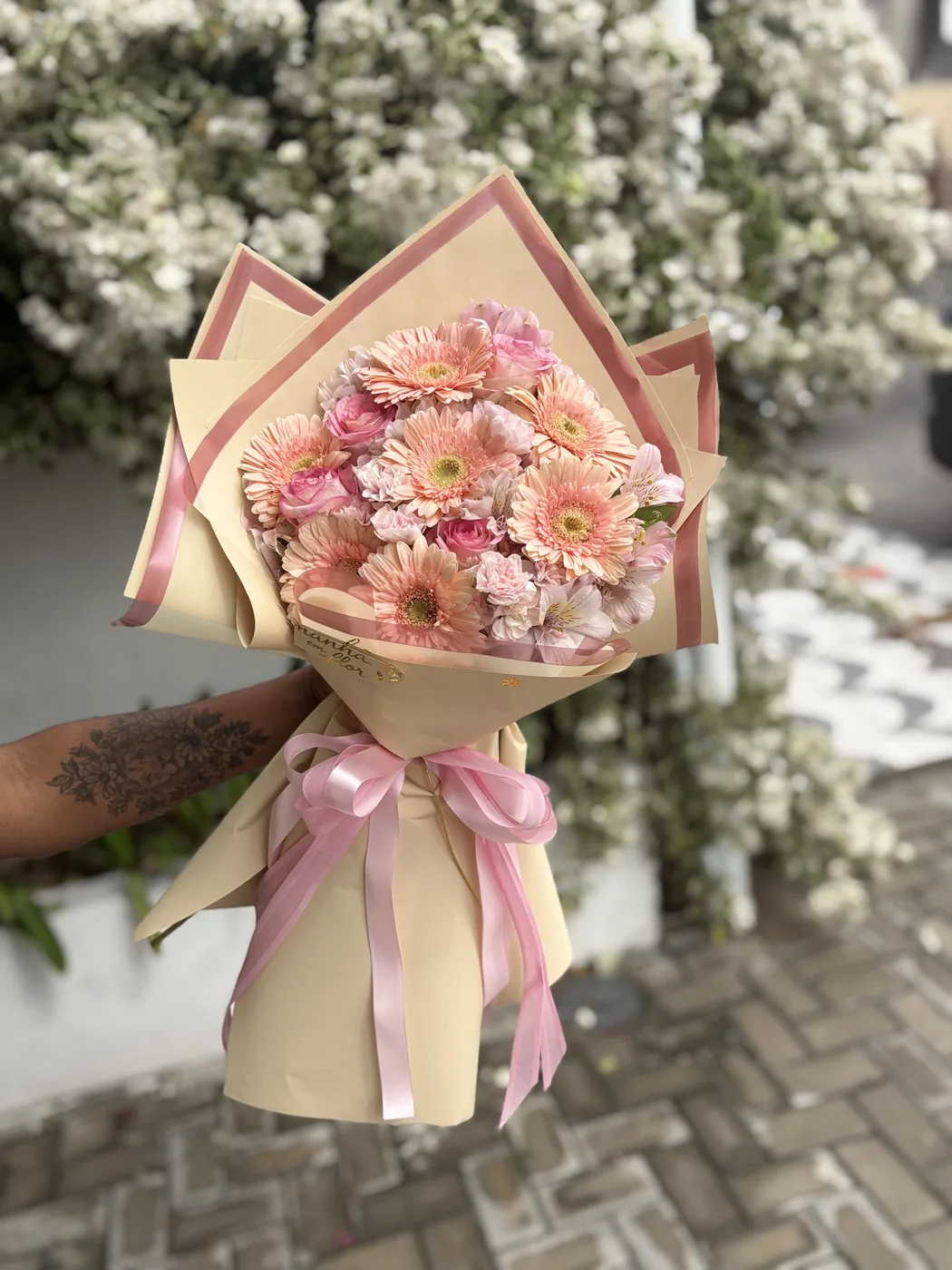 Buquê de gérberas e rosas em tons de rosa