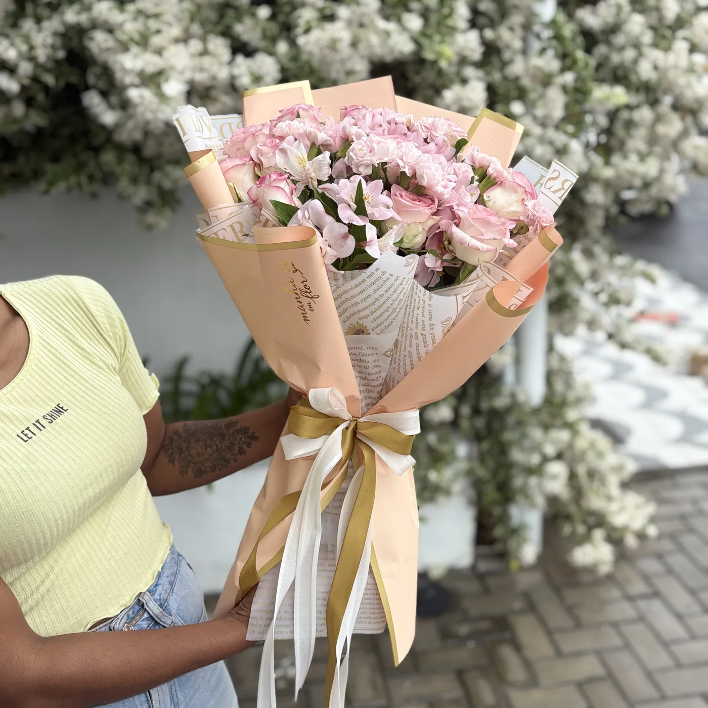 Buquê rosa com alstroemérias e cravos